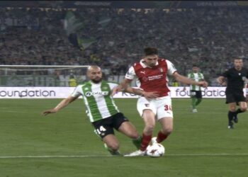 Disputa intensa por el balón entre Betis y Braga en La Cartuja.