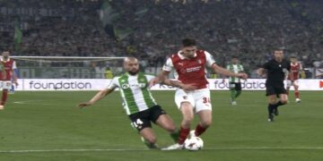 Disputa intensa por el balón entre Betis y Braga en La Cartuja.