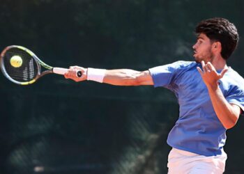 Carlos Alcaraz impacta una derecha durante su debut en en Conde de Godó