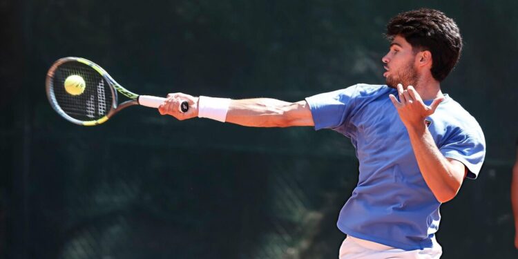 Carlos Alcaraz impacta una derecha durante su debut en en Conde de Godó