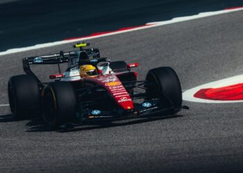 Monoplaza de Fórmula 1 trazando una curva en plena acción