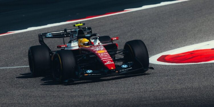 Monoplaza de Fórmula 1 trazando una curva en plena acción