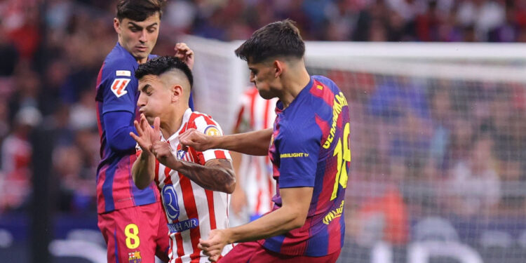 Falta de Gerard Martín a Thiago Almada en el Atlético de Madrid vs FC Barcelona / Fuente: Atlético de Madrid