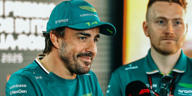 Fernando Alonso atendiendo a los medios en Imola / Fuente: Aston Martin Aramco F1 Team