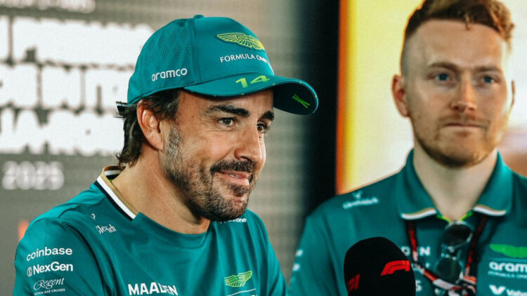 Fernando Alonso atendiendo a los medios en Imola / Fuente: Aston Martin Aramco F1 Team