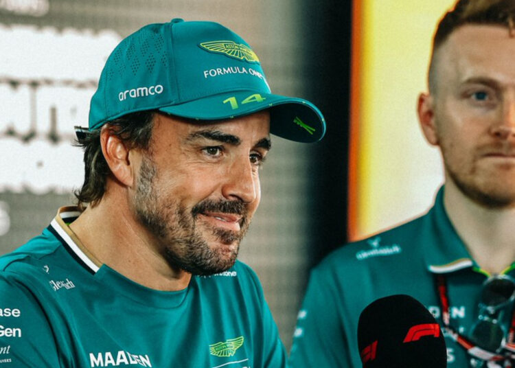 Fernando Alonso atendiendo a los medios en Imola / Fuente: Aston Martin Aramco F1 Team