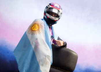 Franco Colapinto con la bandera de Argentina / Fuente: Franco Colapinto