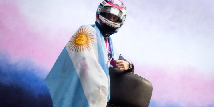 Franco Colapinto con la bandera de Argentina / Fuente: Franco Colapinto