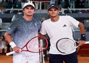 Rafa Jódar y Joao Fonseca posando para la cámara antes del partido