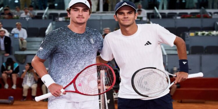 Rafa Jódar y Joao Fonseca posando para la cámara antes del partido