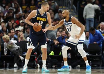 Jokic defendido por Rudy Gobert