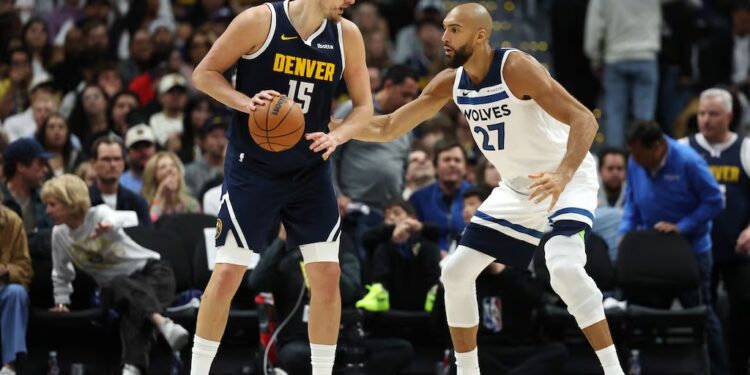 Jokic defendido por Rudy Gobert