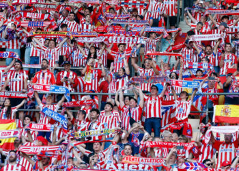 La afición del Atlético de Madrid animando al equipo en Sevilla / Fuente: Atlético de Madrid