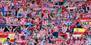 La afición del Atlético de Madrid animando al equipo en Sevilla / Fuente: Atlético de Madrid