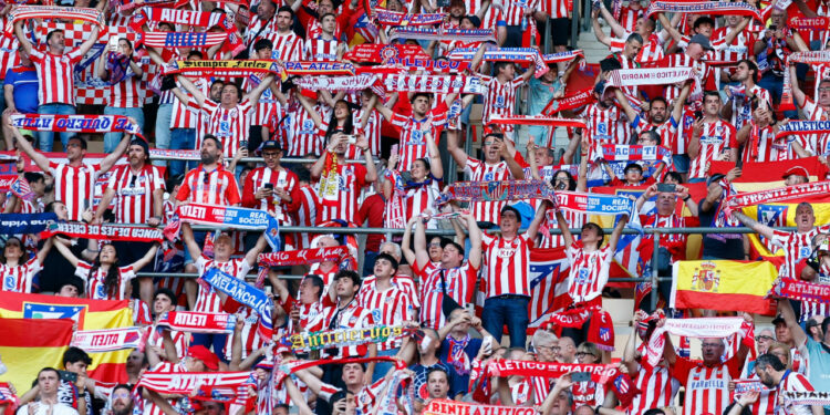 La afición del Atlético de Madrid animando al equipo en Sevilla / Fuente: Atlético de Madrid