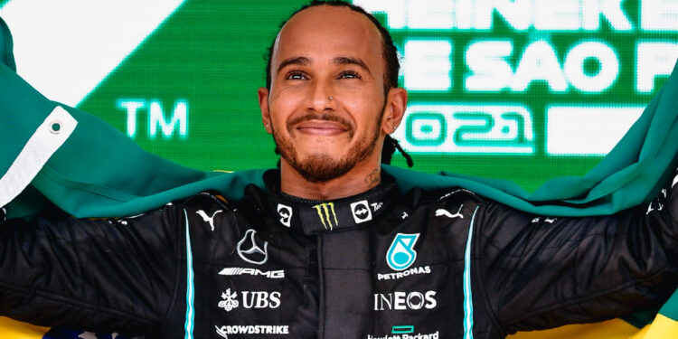 Lewis Hamilton celebrando con la bandera de Brasil / Fuente: Mercedes-AMG PETRONAS F1 Team