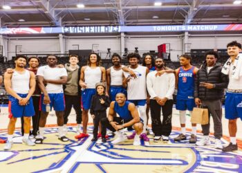 Jugadores de Motor City Cruise posan en la cancha antes del partido