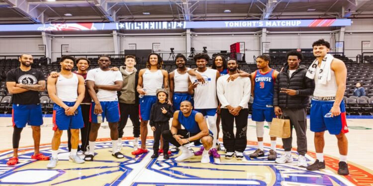 Jugadores de Motor City Cruise posan en la cancha antes del partido