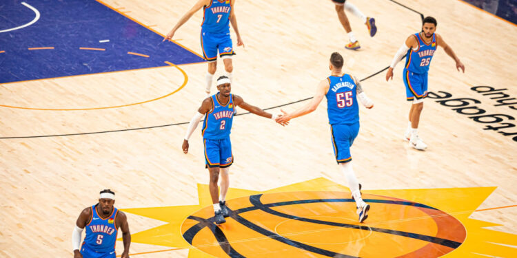 SGA celebrando con compañeros de los Thunder