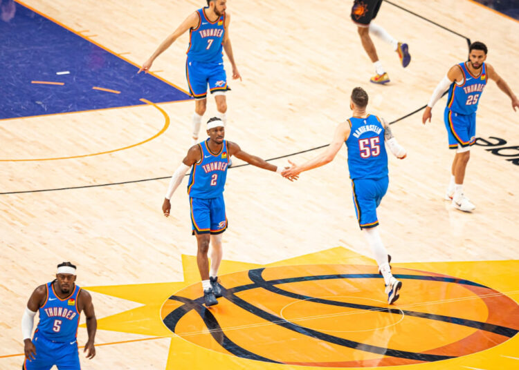 SGA celebrando con compañeros de los Thunder