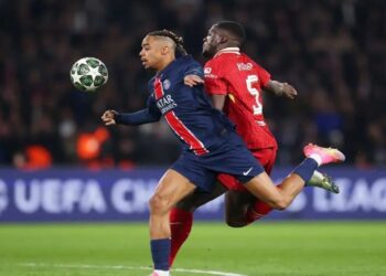 Duelo físico entre PSG y Liverpool en plena carrera por el balón