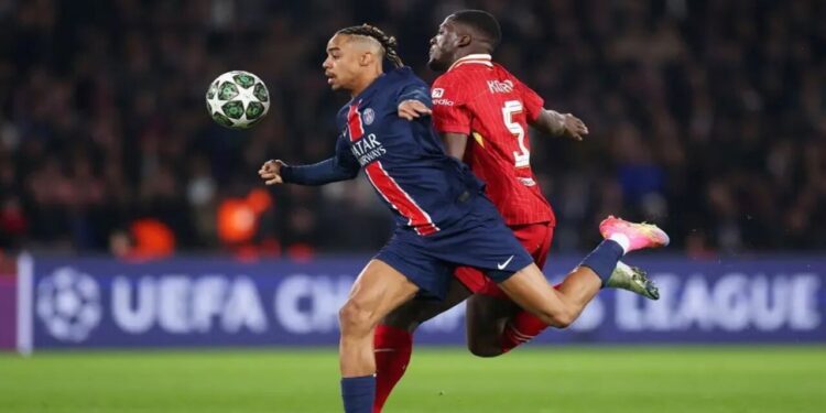 Duelo físico entre PSG y Liverpool en plena carrera por el balón