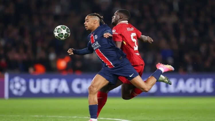 Duelo físico entre PSG y Liverpool en plena carrera por el balón