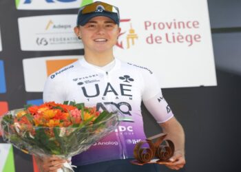 Paula Blasi celebra su histórico podio en la Flecha Valona