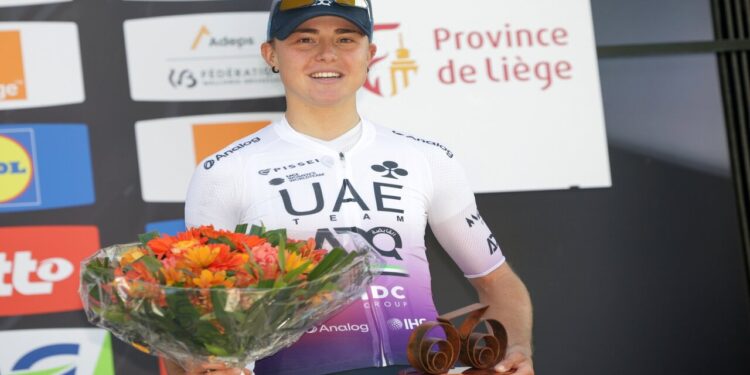 Paula Blasi celebra su histórico podio en la Flecha Valona