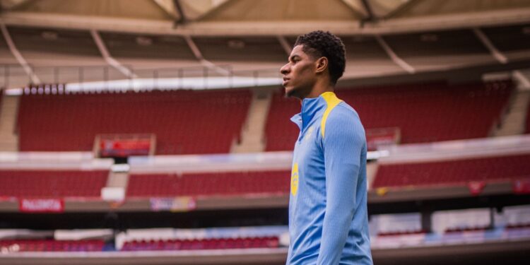 Rashford entrenando en el césped del Metropolitano. | Foto: FC Barcelona