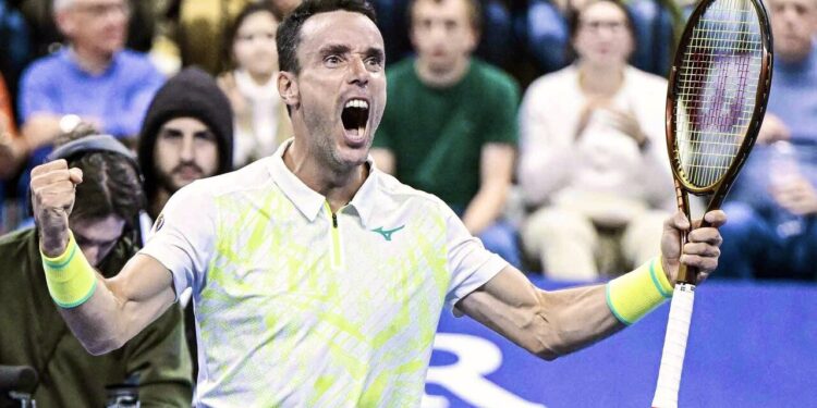 Roberto Bautista celebrando un punto durante un partido en pista cubierta
