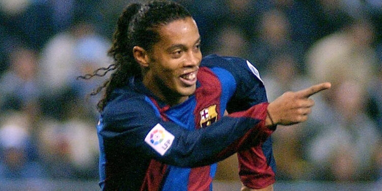 Ronaldinho jugando con el FC Barcelona / Fuente: LALIGA