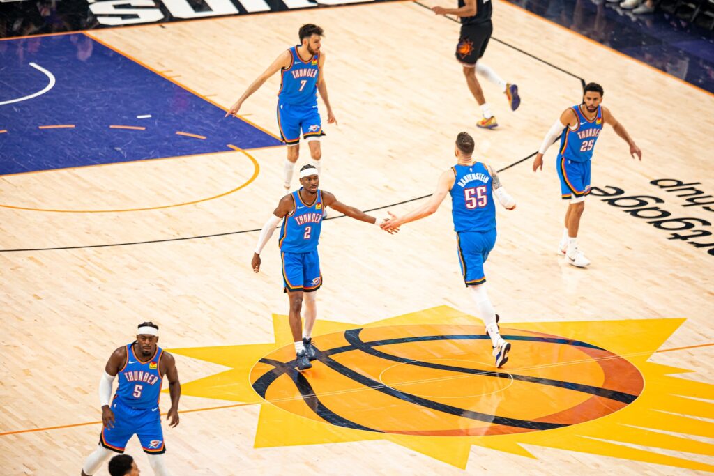 Thunder celebrando en juego 3 vs Suns