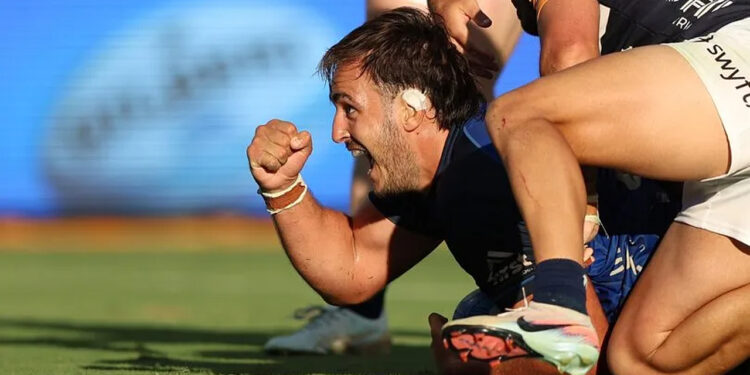 Franco Molina celebrando uno de sus tres tries con Western Force