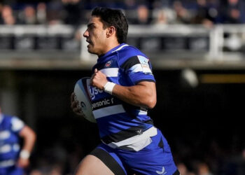 Santiago Carreras y uno de sus dos tries con Bath ante Harlequins