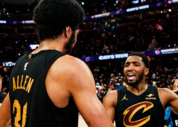 Allen con Mitchell en juego 7 de primera ronda