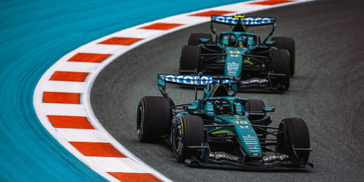 Ambos Aston Martin corriendo durante el GP de Miami / Fuente: Aston Martin Aramco F1 Team