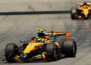 Ambos McLaren corriendo durante el GP de Miami 2026 / Fuente: McLaren Mastercard Formula 1 Team