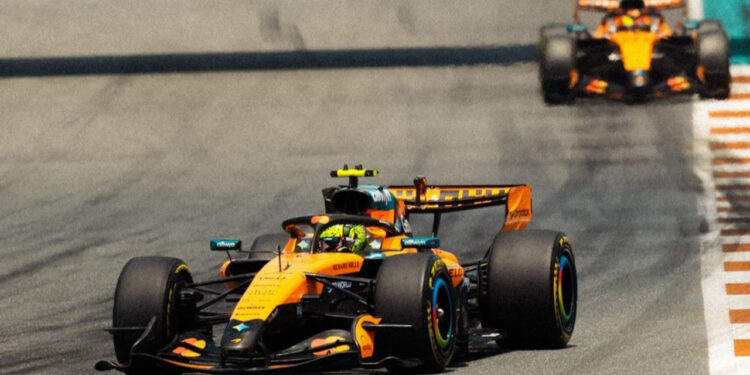 Ambos McLaren corriendo durante el GP de Miami 2026 / Fuente: McLaren Mastercard Formula 1 Team