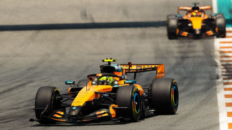 Ambos McLaren corriendo durante el GP de Miami 2026 / Fuente: McLaren Mastercard Formula 1 Team