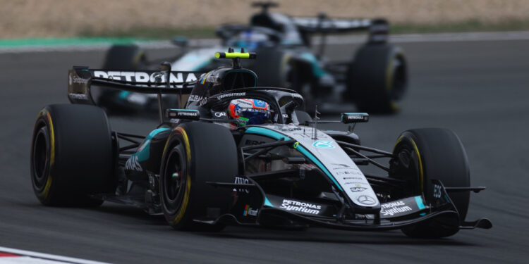 Ambos Mercedes en pista durante el GP de China 2026 / Fuente: Mercedes-AMG PETRONAS F1 Team