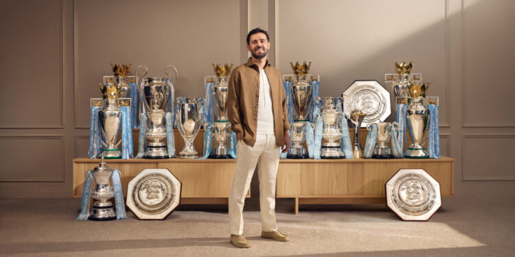 Bernardo Silva posando con todos los títulos que ha ganado en el Manchester City / Fuente: Manchester City
