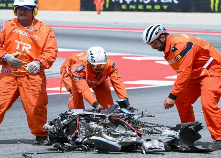 Restos en pista tras el accidente en Montmeló