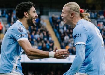 Haaland celebra el gol de Marmoush con el goleador. | Foto: Manchester City