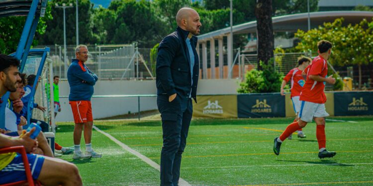 Javier Sánchez, un entrenador de oro para el Atlético Valdeiglesias