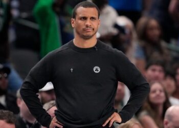 Joe Mazzulla ha sido nombrado entrenador del año en la NBA pese despreciar el premio