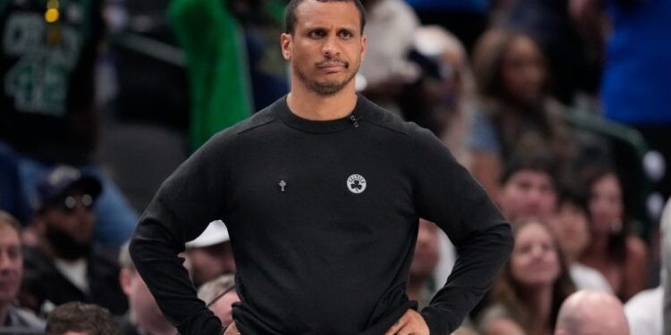 Joe Mazzulla ha sido nombrado entrenador del año en la NBA pese despreciar el premio