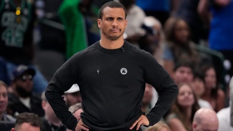 Joe Mazzulla ha sido nombrado entrenador del año en la NBA pese despreciar el premio