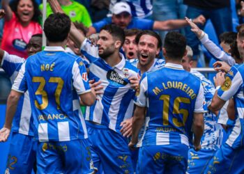 Los jugadores del Deportivo celebran el gol de Zaka. | Foto: RC Deportivo