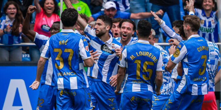 Los jugadores del Deportivo celebran el gol de Zaka. | Foto: RC Deportivo